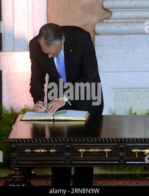 (151031) -- LISSABON, 30. Oktober 2015 -- der portugiesische Präsident Anibal Cavaco Silva unterzeichnet das Ehrenbuch während einer Vereidigung im Ajuda-Palast in Lissabon am 30. Oktober 2015. Pedro Passos Coelho wurde am Freitag von Präsident Anibal Cavaco Silva in einer Zeremonie im Ajuda-Palast in Lissabon als Portugals Premierminister der Mitte-Rechts-Koalitionsregierung vereidigt. PORTUGAL-LISSABON-NEW GORVENMENT-FLUCH IN ZhangxLiyun PUBLICATIONxNOTxINxCHN Lissabon OKT 30 2015 der PORTUGIESISCHE Präsident Anibal Cavaco Silva unterzeichnet das EHRENBUCH während einer Zeremonie in Swearingen IM Ajuda-Palast in Lissabon AM OKT 30 Stockfoto