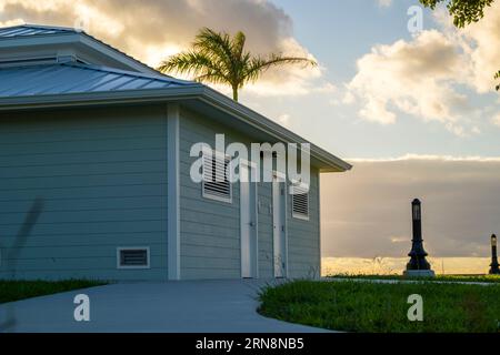 Öffentliche Toiletten am Harborwalk im Gilchrist Park in Punta Gorda, Florida Stockfoto