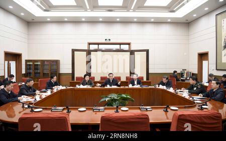 (151031) -- PEKING, 31. Oktober 2015 -- der chinesische Ministerpräsident Li Keqiang(Back C) führt den Vorsitz bei einer Sitzung des Staatsrats in Peking, Hauptstadt Chinas, 31. Oktober 2015. ) (Yxb) CHINA-BEIJING-LI KEQIANG(CN) ZhangxDuo PUBLICATIONxNOTxINxCHN Peking OKT 31 2015 Chinesischer Ministerpräsident Keqiang zurück C Präsident über eine Sitzung des Staatsrats in Peking Hauptstadt Chinas OKT 31 2015 yxb China Peking links Keqiang CN ZhangxDuo PUBLICATIONxNOTxINxCHN Stockfoto