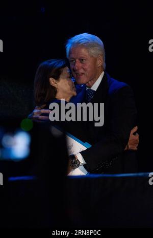 31. Oktober 2015 -- der ehemalige US-Präsident Bill Clinton umarmt Dalia Rabin, die Tochter des ehemaligen israelischen Premierministers Yitzhak Rabin, bei einer Kundgebung auf dem Tel Aviv Platz anlässlich des Jahrestages von Rabins Ermordung, 31. Oktober 2015. Etwa 100.000 Israelis versammelten sich, um des 20. Jahrestages der Ermordung des ehemaligen Premierministers Yitzhak Rabin am Samstagabend zu gedenken. (yy) ISRAEL-TEL AVIV-RABIN-JAHRESTAG LixRui PUBLICATIONxNOTxINxCHN OCT 31 2015 der ehemalige US-Präsident Bill Clinton umarmt Dalia Rabin, Tochter des ehemaligen israelischen Premierministers Yitzhak Rabin, bei einer Kundgebung im T Stockfoto