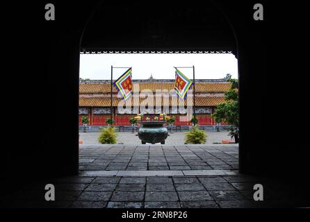 (151101) -- HANOI, 1. November 2015 -- Foto vom 17. April 2014 zeigt die Architektur in Hue Imperial City, Vietnam. Bis jetzt fünf Kulturstätten, nämlich der Zentralsektor der Kaiserlichen Zitadelle von Thang Long - Hanoi, die Zitadelle der Ho-Dynastie, der Komplex der Hue-Denkmäler, die alte Stadt Hoi an, das Heiligtum meines Sohnes, und eine gemischte Stätte von Trang an Landscape Complex in Vietnam wurde in die Liste der Welterbestätten der UNESCO aufgenommen. ) VIETNAM-WELTKULTURERBE ZhangxJianhua PUBLICATIONxNOTxINxCHN Hanoi Nov 1 2015 Foto aufgenommen AM 17. April 2014 zeigt die Architektur in Hue Imperial City Vietnam A Stockfoto