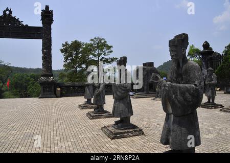 (151101) -- HANOI, 1. Nov. 2015 -- Foto vom 17. April 2014 zeigt Khai Dinh Tomb, das Grab des zweitletzten Kaisers der Nguyen-Dynastie, Nguyen Phuc Tuan, im Zentrum Vietnams Hue. Bis jetzt fünf Kulturstätten, nämlich der Zentralsektor der Kaiserlichen Zitadelle von Thang Long - Hanoi, die Zitadelle der Ho-Dynastie, der Komplex der Hue-Denkmäler, die alte Stadt Hoi an, das Heiligtum meines Sohnes, und eine gemischte Stätte von Trang an Landscape Complex in Vietnam wurde in die Liste der Welterbestätten der UNESCO aufgenommen. ) VIETNAM-WELTKULTURERBE ZhangxJianhua PUBLICATIONxNOTxINxCHN Hanoi Nov 1 2015 Foto aufgenommen AM April Stockfoto