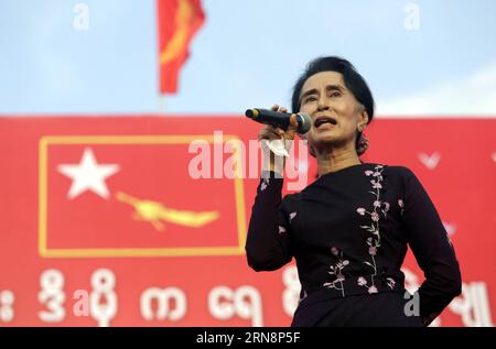 (151101) -- YANGON, 1. November 2015 -- Aung San Suu Kyi, Vorsitzende der Oppositionsliga National League for Democracy (NLD), hält eine Wahlkampfrede bei einer Kundgebung in Yangon, Myanmar, am 1. November 2015. Die Kampagnen der großen politischen Parteien in Myanmar intensivierten sich am Sonntag, da die Parlamentswahlen am 8. November sieben Tage lang gezählt wurden. ) MYANMAR-YANGON-AUNG SAN SUU KYI-GENERAL WAHLKAMPAGNE UxAung PUBLICATIONxNOTxINxCHN Tausende bei Wahlkampfveranstaltung von Suu Kyi in Myanmar 1. November 2015 Aung San Suu Kyi Vorsitzende der Oppositionsliga National League for Democracy NLD hält eine Kampagne ab Stockfoto