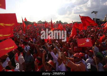 (151101) -- YANGON, 1. November 2015 -- die Menschen nehmen an einer Kundgebung Teil, während Aung San Suu Kyi, Vorsitzende der Oppositionellen Nationalen Liga für Demokratie (NLD), am 1. November 2015 in Yangon, Myanmar, eine Wahlkampfrede hält. Die Kampagnen der großen politischen Parteien in Myanmar intensivierten sich am Sonntag, da die Parlamentswahlen am 8. November sieben Tage lang gezählt wurden. ) MYANMAR-YANGON-AUNG SAN SUU KYI-GENERAL WAHLKAMPAGNE UxAung PUBLICATIONxNOTxINxCHN Tausende bei Wahlkampfveranstaltung von Suu Kyi in Myanmar Yangon am 1. November nehmen 2015 Prominente als Aung San Suu Kyi Vorsitzende des Oppositionsführers an einer Kundgebung Teil Stockfoto