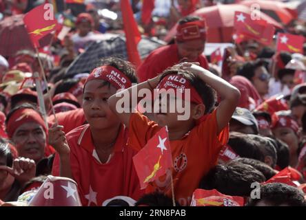 (151101) -- YANGON, 1. November 2015 -- Kinder nehmen an einer Kundgebung Teil, während Aung San Suu Kyi, Vorsitzende der Oppositionsliga National League for Democracy (NLD), am 1. November 2015 in Yangon, Myanmar, eine Wahlkampfrede hält. Die Kampagnen großer politischer Parteien in Myanmar intensivierten sich am Sonntag, da die Parlamentswahlen am 8. November einen siebentägigen Countdown durchlaufen haben. ) MYANMAR-YANGON-AUNG SAN SUU KYI-GENERAL-WAHLKAMPAGNE UxAung PUBLICATIONxNOTxINxCHN Tausende bei Wahlkampfveranstaltung von Suu Kyi in Myanmar Yangon am 1. November nehmen 2015 Kinder als Aung San Suu Kyi Vorsitzende des oppositionellen Nationalen Lea an einer Kundgebung Teil Stockfoto