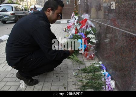 (151101) -- KAIRO, 1. November 2015 -- Ein Mann legt Blumen vor die russische Botschaft, um den Flugzeugabsturzopfern in Kairo, Ägypten, 1. November 2015 zu huldigen. Ägyptische und internationale Ermittler haben am Sonntag begonnen, die Gründe für das russische Flugzeug zu untersuchen, das am Samstag auf der ägyptischen Sinai-Halbinsel abstürzte und alle 224 an Bord tötete. ) ÄGYPTEN-KAIRO-RUSSLAND-FLUGZEUGABSTURZ-TRAUER MahmoudxBakker PUBLICATIONxNOTxINxCHN Kairo 1. November 2015 ein Mann legt Blumen vor die russische Botschaft, um den FLUGZEUGABSTURZ-Opfern in Kairo zu huldigen Ägypten 1. November 2015 Ägyptisch und International Investig Stockfoto