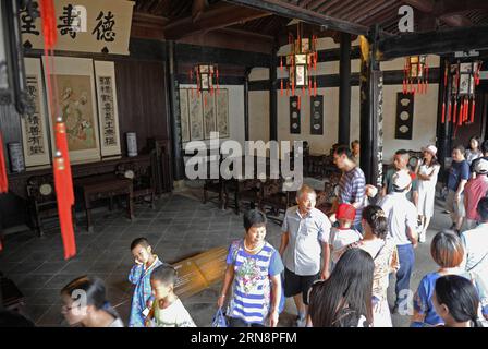 (151102) -- HANGZHOU, 2. November 2015 -- Touristen besuchen die ehemalige Residenz von Lu Xun, einem der berühmtesten zeitgenössischen chinesischen Schriftsteller, in Shaoxing, Ostchinas Provinz Zhejiang, 26. August 2015. Nach den neuesten Zahlen des Tourismusbüros von Zhejiang besuchten 402 Millionen Touristen die Provinz in den ersten drei Quartalen 2015, was einem Umsatz von 496,25 Milliarden Yuan (78,70 Milliarden US-Dollar) entspricht, was einem jährlichen Wachstum von 12,7 Prozent entspricht. ) (wf) CHINA-ZHEJIANG-TOURISMUS (CN) TanxJin PUBLICATIONxNOTxINxCHN Hangzhou Nov 2 2015 Touristen besuchen die ehemalige Residenz von Lu Xun One of T Stockfoto