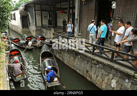 (151102) -- HANGZHOU, 2. November 2015 -- Touristen besuchen die malerische Gegend von Lu Xun's Old Residence , die Heimatstadt von Lu Xun, einem der berühmtesten zeitgenössischen chinesischen Schriftsteller, in Shaoxing, Ostchinas Provinz Zhejiang, 26. August 2015. Nach den neuesten Zahlen des Tourismusbüros von Zhejiang besuchten 402 Millionen Touristen die Provinz in den ersten drei Quartalen 2015, was einem Umsatz von 496,25 Milliarden Yuan (78,70 Milliarden US-Dollar) entspricht, was einem jährlichen Wachstum von 12,7 Prozent entspricht. ) (wf) CHINA-ZHEJIANG-TOURISMUS (CN) TanxJin PUBLICATIONxNOTxINxCHN Hangzhou Nov 2 2015 Touristen besuchen die Stockfoto