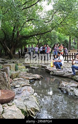 (151102) -- HANGZHOU, 2. November 2015 -- Touristen besuchen die Lanting Scenic Area in Shaoxing, ostchinesische Provinz Zhejiang, 25. August 2015. Nach den neuesten Zahlen des Tourismusbüros von Zhejiang besuchten 402 Millionen Touristen die Provinz in den ersten drei Quartalen 2015, was einem Umsatz von 496,25 Milliarden Yuan (78,70 Milliarden US-Dollar) entspricht, was einem jährlichen Wachstum von 12,7 Prozent entspricht. ) (wf) CHINA-ZHEJIANG-TOURISMUS (CN) TanxJin PUBLICATIONxNOTxINxCHN Hangzhou Nov 2 2015 Touristen besuchen das Lanting Scenic Area in Shaoxing Ostchina S Zhejiang Provinz August 25 2015 Laut L Stockfoto