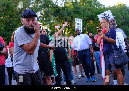 Philadelphia, Usa. August 2023 31. Protest zur Forderung nach der Verantwortlichkeit der Polizei und der Veröffentlichung von Body-CAN-Aufnahmen nach der tödlichen Schießerei auf Eddy Irizarry in Philadelphia, Pennsylvania, USA am 31. August 2023. Quelle: SIPA USA/Alamy Live News Stockfoto