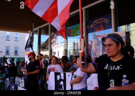 Philadelphia, Usa. August 2023 31. Protest zur Forderung nach der Verantwortlichkeit der Polizei und der Veröffentlichung von Body-CAN-Aufnahmen nach der tödlichen Schießerei auf Eddy Irizarry in Philadelphia, Pennsylvania, USA am 31. August 2023. Quelle: SIPA USA/Alamy Live News Stockfoto