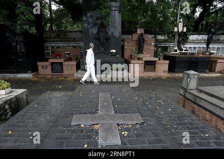 (151102) -- SAO PAULO, 2. Nov. 2015 -- Ein Mann spaziert am 2. Nov. 2015 auf dem Araca-Friedhof während des Tages der Toten in Sao Paulo, Brasilien. Rahel Patrasso) (jp) (Ah) BRASILIEN-SAO PAULO-SOCIETY-DAY OF THE DEAD e RahelxPatrasso PUBLICATIONxNOTxINxCHN Tag der Toten in Sao PAULO 2. November 2015 ein Mann spaziert auf dem Araca-Friedhof während des Tages der Toten in Sao Paulo Brasilien AM 2. November 2015 Rahel Patrasso JP AH Brasilien Sao Paulo Society Day die Toten und RahelxPatrasso PUBLICATIONxNOTxINxCHN Tag die Toten in Sao Paulo Stockfoto