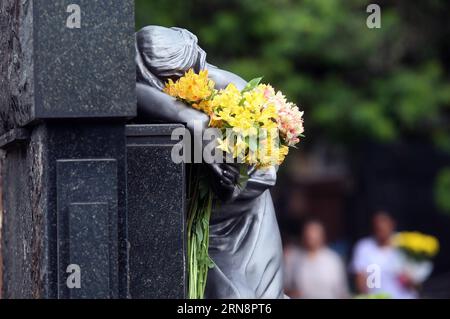 (151102) -- SAO PAULO, 2. Nov. 2015 -- Menschen spazieren am 2. Nov. 2015 auf dem Araca-Friedhof am Tag der Toten in Sao Paulo, Brasilien. Rahel Patrasso) (jp) (Ah) BRASILIEN-SAO PAULO-SOCIETY-DAY OF THE DEAD e RahelxPatrasso PUBLICATIONxNOTxINxCHN Tag der Toten in Sao PAULO Sao Paulo 2. November 2015 Prominente Walk auf dem Araca Friedhof während des Todestages in Sao Paulo Brasilien AM 2. November 2015 Rahel Patrasso JP AH Brasilien Sao Paulo Society Day Dead e RahelxPatrasso PUBLICATIONxNOTxINxCHN Day the Dead in Sao Paulo Stockfoto