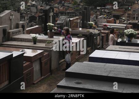 (151102) -- SAO PAULO, 2. November 2015 -- Eine Frau steht vor den Gräbern auf dem Araca-Friedhof, am Tag der Toten, in Sao Paulo, Brasilien, am 2. November 2015. Rahel Patrasso) (jp) (Ah) BRASILIEN-SAO PAULO-SOCIETY-DAY OF THE DEAD e RahelxPatrasso PUBLICATIONxNOTxINxCHN Tag der Toten in Sao Paulo Sao Paulo 2. November 2015 eine Frau steht vor den Gräbern AUF dem Araca-Friedhof während des Todestages in Sao Paulo Brasilien AM 2. November 2015 Rahel Patrasso JP Brasilien Sao Paulo Society Day of the Dead und RahelxPatrasso PUBLICATIONxNOTxINxCHN Day the Dead in Sao Paulo Stockfoto