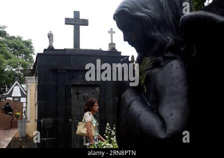 (151102) -- SAO PAULO, 2. Nov. 2015 -- Eine Frau spaziert am 2. Nov. 2015 auf dem Araca-Friedhof während des Tages der Toten in Sao Paulo, Brasilien. Rahel Patrasso) (jp) (Ah) BRASILIEN-SAO PAULO-SOCIETY-DAY OF THE DEAD e RahelxPatrasso PUBLICATIONxNOTxINxCHN Tag der Toten in Sao PAULO 2. November 2015 eine Frau spaziert auf dem Araca-Friedhof während des Todestages in Sao Paulo Brasilien AM 2. November 2015 Rahel Patrasso JP AH Brasilien Sao Paulo Society Day of Day die Toten und RahelxPatrasso PUBLICATIONxNOTxINxCHN Tag die Toten in Sao Paulo Stockfoto