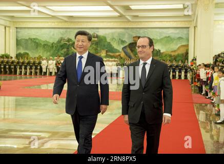 Der chinesische Präsident Xi Jinping (L) hält eine Begrüßungszeremonie für seinen französischen Amtskollegen Francois Hollande ab, bevor sie in der Großen Halle des Volkes in Peking, der Hauptstadt Chinas, am 2. November 2015 sprechen. ) (dhf) CHINA-BEIJING-XI JINPING-FRANCOIS HOLLANDE-TALKS (CN) LixXueren PUBLICATIONxNOTxINxCHN der chinesische Präsident Xi Jinping l hält eine Begrüßungszeremonie für seinen französischen Teil ab FRANCOIS Hollande vor ihren Gesprächen in der Großen Halle der Prominenten in Peking Hauptstadt Chinas 2. November 2015 DHF China Peking Xi Jinping CN Hollande spricht LixXueren PUBLICATIONxNOTxINxCHN Stockfoto