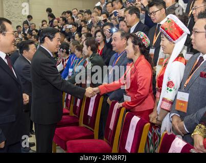 Liu Qibao (Mitte L), Leiter der Öffentlichkeitsabteilung des Zentralkomitees der Kommunistischen Partei Chinas, gibt einem Delegierten die Hand, der am 7. Nationalen Kongress der China Acrobats Association in Peking, der Hauptstadt Chinas, am 3. November 2015 teilnimmt. )(mcg) CHINA-BEIJING-LIU QIBAO-ACROBATS ASSOCIATION-NATIONAL CONGRESS (CN) LixXueren PUBLICATIONxNOTxINxCHN Liu Qibao Center l Leiter der Öffentlichkeitsabteilung des Zentralkomitees der Kommunistischen Partei Chinas schüttelt Hand mit einem Delegierten, der am 7. Nationalen Kongress der chinesischen Akrobaten-Vereinigung in Peking, Hauptstadt Chinas, am 3. November 2015 mcg Stockfoto