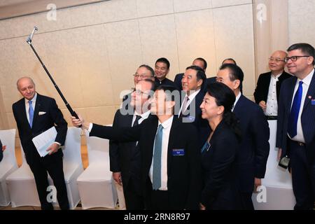 (151103) -- PEKING, 3. November 2015 () -- der französische Präsident Francois Hollande (L, Front) posiert für ein Selfie mit den chinesischen Unternehmern Liu Chuanzhi, Ma Yun, Wang Jianlin und anderen vor einem Frühstückstreffen, das vom China Entrepreneur Club in Peking, der Hauptstadt Chinas, am 3. November 2015 abgehalten wird. ()(mcg) CHINA-PEKING-FRANZÖSISCH PRÄSIDENT-HOLLANDE-FRÜHSTÜCK TREFFEN (CN) Xinhua PUBLICATIONxNOTxINxCHN Peking 3. November 2015 Besuchspräsident Francois Hollande l Front posiert für ein Selfie mit chinesischen Unternehmern Liu Chuanzhi MA Yun Wang Jianlin und anderen vor einem Frühstückstreffen von China Entre Stockfoto