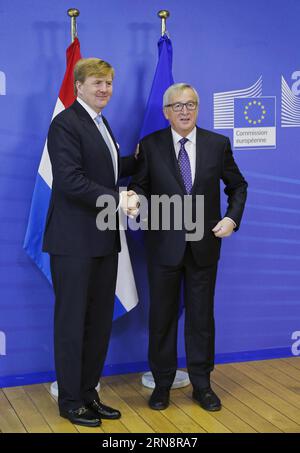 (151103) -- BRÜSSEL, 3. November 2015 -- der Präsident der Europäischen Kommission Jean-Claude Juncker (R) begrüßt den niederländischen König Willem-Alexander in Brüssel, der belgischen Hauptstadt, am 3. November 2015. ) BELGIEN-BRÜSSEL-NIEDERLANDE-EU-BESUCH ZhouxLei PUBLICATIONxNOTxINxCHN Brüssel 3. November 2015 der Präsident der Europäischen Kommission Jean Claude Juncker r begrüßt den niederländischen König Willem Alexander in Brüssel Hauptstadt von Belgien 3. November 2015 Belgien Brüssel Niederlande EU-Besuch ZhouxLei PUBLICATIONxNOTxINxCHN Stockfoto