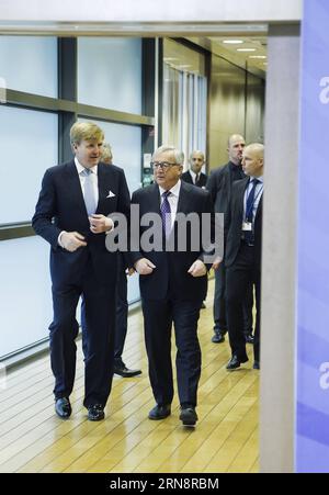 (151103) -- BRÜSSEL, 3. November 2015 -- Präsident der Europäischen Kommission Jean-Claude Juncker (R, Front) spricht mit dem niederländischen König Willem-Alexander (L, Front) in Brüssel, der belgischen Hauptstadt, am 3. November 2015. ) BELGIEN-BRÜSSEL-NIEDERLANDE-EU-BESUCH ZhouxLei PUBLICATIONxNOTxINxCHN Brüssel 3. November 2015 Präsident der Europäischen Kommission Jean Claude Juncker r Front Gespräche mit dem niederländischen König Willem Alexander l Front in Brüssel Hauptstadt Belgiens 3. November 2015 Belgien Brüssel Niederlande EU-Besuch ZhouxLei PUBLICATIONxNOTxINxCHN Stockfoto