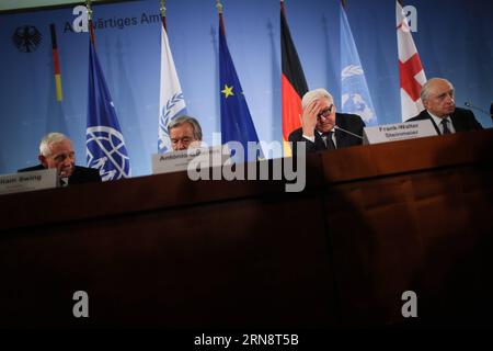 (151104) -- BERLIN, 04. November 2015 -- Bundesaußenminister Frank-Walter Steinmeier (2. R) nimmt am 4. November 2015 an einer Pressekonferenz in Berlin Teil. Bundesaußenminister Frank-Walter Steinmeier kündigte am Mittwoch an, dass Deutschland weitere 75 Millionen Euro (81,4 Millionen US-Dollar) an Flüchtlingshilfe bereitstellen werde. DEUTSCHLAND-BERLIN-REFUGEE-STEINMEIER ZhangxFan PUBLICATIONxNOTxINxCHN Berlin 04. November 2015 die deutschen Außenminister Frank Walter Stein Meier 2. R. nehmen AM 4. November 2015 an einer Pressekonferenz in Berlin Teil Stockfoto