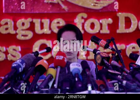 (151105) -- YANGON, 5. November 2015 -- die Vorsitzende der Nationalen Liga für Demokratie (NLD) Aung San Suu Kyi spricht während einer Pressekonferenz in ihrer Residenz in Yangon, Myanmar, am 5. November 2015 mit den Medien. Die myanmarische Oppositionsführerin Aung San Suu Kyi versprach, der nationalen Versöhnungsarbeit und den Friedensbemühungen Vorrang einzuräumen, wenn sie die für den 8. November angesetzten allgemeinen Wahlen gewann.) MYANMAR-YANGON-AUNG SAN SUU KYI-GENERAL WAHL-PRESSE-KONFERENZ UxAung PUBLICATIONxNOTxINxCHN Yangon 5. November 2015 Vorsitzender der Nationalen Liga für Demokratie NLD Aung San Suu Kyi spricht mit Medien während einer Pressekonferenz IN HE Stockfoto
