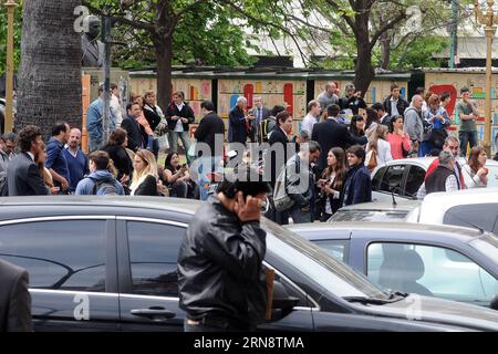 (151105) -- BUENOS AIRES, 5. November 2015 -- am 5. November 2015 versammeln sich Menschen vor dem Justizpalast in Buenos Aires, Argentinien. Der Justizpalast, Sitz der Gerichte und des Obersten Gerichtshofs, wurde am Donnerstag wegen einer Bombendrohung evakuiert. Nach einem anonymen Anruf, der darauf hinwies, dass sich irgendwo im Gebäude zwei Sprengstoffpakete befanden, begann die Brigade der Bundespolizei, den Ort zu durchsuchen und evakuierte die Menschen im Gebäude, laut lokalen Presseinformationen. ) (ah) (fnc) ARGENTINIEN-BUENOS AIRES-SECURITY-OPERATION TELAM PUBLICATIONxNOTxI Stockfoto