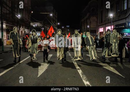 Demonstranten marschieren durch das Zentrum der Stadt mit Bildern verschwundener Verwandter zum Gedenken an den Internationalen Tag der verschwundenen Gefangenen in Zeiten der Militärdiktatur 1973. Internationaler Tag der verschwundenen Gefangenen nach dem Staatsstreich im Jahr 1973 versammelten sich diese 30. August-Verwandten, um des Tages nach dem 50. Jahrestag des Staatsstreichs des Diktators Augusto Pinochet gegen die Regierung von Salvador Allende zu gedenken. wo sie bis heute Praktiken des gewaltsamen Verschwindens ohne Antworten durchführten. Stockfoto