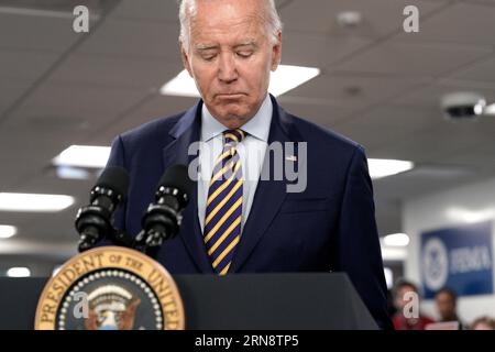 US-Präsident Joe Biden spricht mit Mitgliedern der Medien, als er am 31. August 2023 die Zentrale der Federal Emergency Management Agency (FEMA) in Washington, DC besucht. Gutschrift: Yuri Gripas/Pool über CNP/MediaPunch Stockfoto