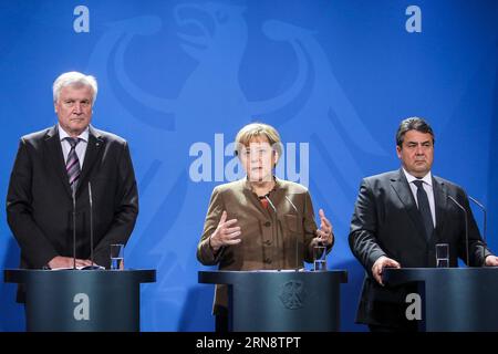 (151105) -- BERLIN, 5. November 2015 -- CDU-Vorsitzende und Bundeskanzlerin Angela Merkel (C), CSU-Vorsitzende und bayerischer Ministerpräsident Horst Seehofer (L) sowie SPD-Chef und Wirtschaftsminister Sigmar Gabriel nehmen nach Treffen in Berlin am 5. November 2015 an einer gemeinsamen Pressekonferenz Teil. Parteiführer der Regierungskoalition Deutschlands haben sich am Donnerstag auf Pläne zur Einrichtung spezieller Meldestellen für Flüchtlinge in Deutschland geeinigt, um die Asylverfahren für diejenigen zu beschleunigen, die kaum eine Chance auf Asyl haben. ) DEUTSCHLAND-BERLIN-FLÜCHTLINGSHILFE ZhangxFan PUBLICATIONxNOTxINxCHN Berlin Stockfoto