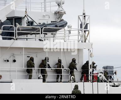 (151106) -- LISSABON, 5. November 2015 -- Eine Spezialeinheit steht während der militärischen Übung der NATO-Trident Junction in Troia, etwa 130 Kilometer südlich von Lissabon, Portugal, am 5. November 2015 auf einem Schiff. Die alliierten Truppen übten am Donnerstag Hafenschutzeinsätze, einen amphibischen Strandangriff und eine Schiffseinschiffung aus, um eine Sicherheitskontrolle auf Schmuggelwaffen zu simulieren. PORTUGAL-NATO-MILITÄRÜBUNG ZhangxLiyun PUBLICATIONxNOTxINxCHN NATO-GROSSÜBUNG Trident Junction Lissabon 5. November 2015 eine Sondereinsatzeinheit steht AUF einem Schiff während der NATO-Trident Junction Military EXE Stockfoto