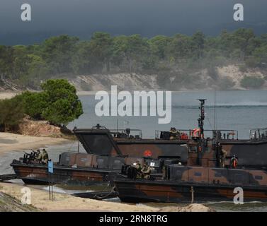 (151106) -- LISSABON, 5. November 2015 -- NATO-Soldaten nehmen am 5. November 2015 an einem amphibischen Strandangriff während der NATO-Trident-Kreuzungsübung in Troia Teil, etwa 130 Kilometer südlich von Lissabon, Portugal. Die alliierten Truppen übten am Donnerstag Hafenschutzeinsätze, einen amphibischen Strandangriff und eine Schiffseinschiffung aus, um eine Sicherheitskontrolle auf Schmuggelwaffen zu simulieren. PORTUGAL-NATO-MILITÄRÜBUNG ZhangxLiyun PUBLICATIONxNOTxINxCHN NATO-GROSSÜBUNG Trident Junction Lissabon 5. November 2015 NATO-Soldaten nehmen an einem Amphibien-Beach-Angriff während des NATO-Trident j Teil Stockfoto