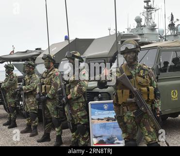 (151106) -- LISSABON, 5. November 2015 -- portugiesische Soldaten der Spezialeinheit nehmen an einer Übung während der militärischen Übung der NATO-Trident Junction in Troia Teil, etwa 130 Kilometer südlich von Lissabon, Portugal, am 5. November 2015. Die alliierten Truppen übten am Donnerstag Hafenschutzeinsätze, einen amphibischen Strandangriff und eine Schiffseinschiffung aus, um eine Sicherheitskontrolle auf Schmuggelwaffen zu simulieren. PORTUGAL-NATO-MILITÄRÜBUNG ZhangxLiyun PUBLICATIONxNOTxINxCHN NATO-GROSSÜBUNG Trident Junction Lissabon 5. November 2015 PORTUGIESISCHE Soldaten der Spezialtruppe nehmen an ÜBUNGEN während der NATO T Teil Stockfoto