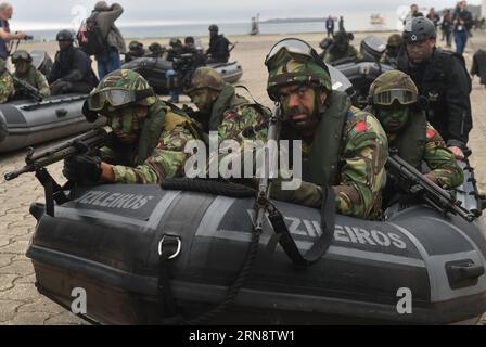 (151106) -- LISSABON, 5. November 2015 -- portugiesische Soldaten der Spezialeinheit nehmen an einer Übung während der militärischen Übung der NATO-Trident Junction in Troia Teil, etwa 130 Kilometer südlich von Lissabon, Portugal, am 5. November 2015. Die alliierten Truppen übten am Donnerstag Hafenschutzeinsätze, einen amphibischen Strandangriff und eine Schiffseinschiffung aus, um eine Sicherheitskontrolle auf Schmuggelwaffen zu simulieren. PORTUGAL-NATO-MILITÄRÜBUNG ZhangxLiyun PUBLICATIONxNOTxINxCHN NATO-GROSSÜBUNG Trident Junction Lissabon 5. November 2015 PORTUGIESISCHE Soldaten der Spezialtruppe nehmen an ÜBUNGEN während der NATO T Teil Stockfoto