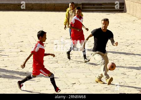 (151106) -- KATHMANDU, 6. November 2015 -- der englische Fußballstar David Beckha spielt Fußball in einem Benefizspiel, um Gelder für den Kinderfonds der Vereinten Nationen (UNICEF) in Bhaktapur, Nepal, 6. November 2015 zu sammeln. ) NEPAL-KATHMANDU-BENEFIZFUSSBALLSPIEL-DAVID BECKHAM PratapxThapa PUBLICATIONxNOTxINxCHN Kathmandu 6. November 2015 English Soccer Star David PLAYS Football in a Charity Match to Collect Funds for the United Nations Children S Fund UNICEF in Bhaktapur Nepal 6. November 2015 Nepal Kathmandu Benefizfußballspiel David Beckham PratapxThapxThapicha PUxBLINxN Stockfoto