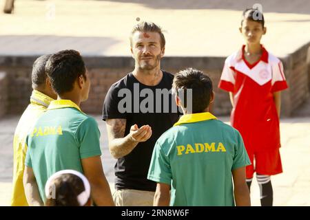 (151106) -- KATHMANDU, 6. November 2015 -- der englische Fußballstar David Beckham wirft vor dem Benefizspiel eine Münze, um Geld für den Kinderfonds der Vereinten Nationen (UNICEF) in Bhaktapur, Nepal, 6. November 2015 zu sammeln. ) NEPAL-KATHMANDU-BENEFIZFUSSBALLSPIEL-DAVID BECKHAM PratapxThapa PUBLICATIONxNOTxINxCHN Kathmandu 6. November 2015 englischer Fußballstar David Beckham Tosse eine Münze vor dem Benefizspiel, um Gelder für den Kinderhilfsfonds der Vereinten Nationen UNICEF in Bhaktapur zu sammeln Nepal 6. November 2015 Nepal Kathmandu Benefizfußballspiel David Beckham PATATATATATATATA PIOxBLapN Stockfoto