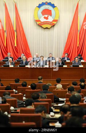 (151106) -- PEKING, 6. November 2015 -- der chinesische Ministerpräsident Li Keqiang (C) spricht bei der Eröffnung der 13. Sitzung des 12. Nationalen Komitees der Politischen Konsultativkonferenz des chinesischen Volkes (CPPCC) in Peking, der Hauptstadt Chinas, am 6. November 2015. Yu Zhengsheng, Vorsitzender des Nationalkomitees des CPPCC, führte den Vorsitz der Sitzung. ) (mp) CHINA-PEKING-CPPCC-SITZUNG (CN) LiuxWeibing PUBLICATIONxNOTxINxCHN Peking 6. November 2015 Chinesischer Ministerpräsident Keqiang C spricht BEI der Eröffnung der 13. Sitzung des 12. Nationalen Komitees des politischen Konsultativkonfers der chinesischen Prominenten Stockfoto