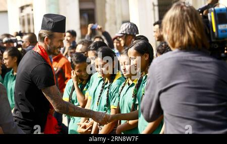 (151106) -- KATHMANDU, 6. November 2015 -- der englische Fußballstar David Beckham schüttelt die Hand mit einem Schüler der Shree Padma Higher Secondary School während seines Besuchs in Bhaktapur, Nepal für das Benefizspiel zur Einziehung von Mitteln für den Kinderfonds der Vereinten Nationen (UNICEF), 6. November 2015. ) NEPAL-KATHMANDU-CHARITY-FUSSBALLSPIEL-DAVID BECKHAM PratapxThapa PUBLICATIONxNOTxINxCHN Kathmandu 6. November 2015 englischer Fußballstar David Beckham schüttelt die Hände mit einem Schüler der Shree Padma Higher Secondary School während seines Besuchs in Bhaktapur Nepal für das Charity Match, um Geld für die United Nati zu sammeln Stockfoto