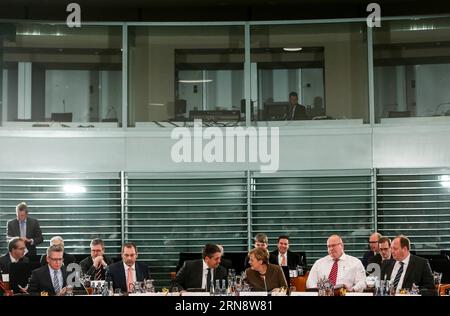 (151107) -- BERLIN, - Bundeskanzlerin Angela Merkel (3. R) und Sigmar Gabriel. DEUTSCHLAND-BERLIN-POLITIK-MIGRANTEN zhangxfan PUBLICATIONxNOTxINxCHN Berlin Bundeskanzlerin Angela Merkel 3. R und Sigmar Gabriel Deutschland Berlin-POLITIK-Migranten ZhangxFan PUBLICATIONxNOTxINxCHN Stockfoto