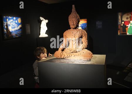 (151106) -- ROM, 6. November 2015 -- Ein Besucher betrachtet Buddha Sitting, ein Kunstwerk des amerikanischen Künstlers Nathan Sawaya, auf der Ausstellung The Art of the Brick in Rom, Italien, am 6. November 2015. Die Ausstellung, die am Freitag begann und bis nächsten Februar dauern wird, zeigt rund 70 zeitgenössische Kunstwerke des amerikanischen Künstlers Nathan Sawaya mit LEGO-Ziegeln. ) ITALIEN-ROM-KUNST-AUSSTELLUNG-LEGO JinxYu PUBLICATIONxNOTxINxCHN Rom 6. November 2015 ein Besucher betrachtet Buddha sitzend AUF Kunstwerken des amerikanischen Künstlers Nathan Sawaya AUF der Ausstellung The Art of the Brick in Rom Italien AM 6. November 2015 The Exhi Stockfoto