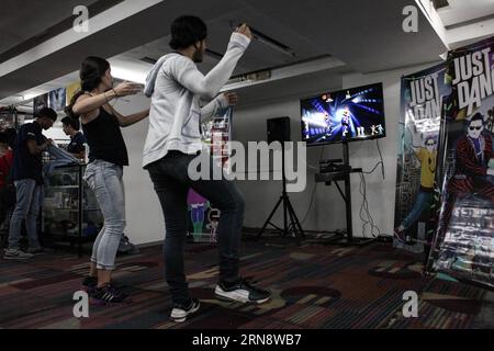 (151107) -- CARACAS, 6. November 2015 -- Youngsters spielen ein Videospiel während des ExpoGame fest 2015 in Caracas, Venezuela, am 6. November 2015. Boris Vegara)(da)(sp) VENEZUELA-CARACAS-SOCIETY-GAME-FESTIVAL BorisxVergara PUBLICATIONxNOTxINxCHN Caracas 6. November 2015 Youngsters Spielen Sie ein Videospiel während des Close 2015 in Caracas Venezuela AM 6. November 2015 Boris Vegara There SP Venezuela Caracas Society Game Festival BorisxVergara PUBLICATINxCHN Stockfoto