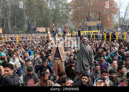 (151107) -- SRINAGAR, 7. November 2015 -- die Kaschmir-Bevölkerung schreit Parolen während einer öffentlichen Kundgebung des indischen Premierministers Narendra Modi in Srinagar, Sommerhauptstadt des von Indien kontrollierten Kaschmirs, 7. November 2015. Modi kam am Samstag im von Indien kontrollierten Kaschmir an, unter Sicherheitsvorkehrungen und Beschränkungen, die der Ausgangssperre ähnelten. Er hat ein Finanzpaket von etwa 12 Milliarden US-Dollar für das von Indien kontrollierte Kaschmir angekündigt. ) KASCHMIR-SRINAGAR-NARENDRA MODI-PUBLIC RALLY JavedxDar PUBLICATIONxNOTxINxCHN Indiens Premier Modi besucht Demonstration in Srinagar Srinagar 7. November 2015 Kashmiri Prominente brüllen Slogans Stockfoto