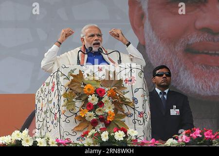 (151107) -- SRINAGAR, 7. November 2015 -- der indische Premierminister Narendra Modi (Front) spricht mit den Kaschmiren während einer öffentlichen Kundgebung in Srinagar, der Sommerhauptstadt des von Indien kontrollierten Kaschmirs, am 7. November 2015. Modi kam am Samstag im von Indien kontrollierten Kaschmir an, unter Sicherheitsvorkehrungen und Beschränkungen, die der Ausgangssperre ähnelten. Er hat ein Finanzpaket von etwa 12 Milliarden US-Dollar für das von Indien kontrollierte Kaschmir angekündigt. ) KASHMIR-SRINAGAR-NARENDRA MODI-ÖFFENTLICHE KUNDGEBUNG JavedxDar PUBLICATIONxNOTxINxCHN Srinagar 7. November 2015 Indische Premierminister Narendra Modes Front spricht während einer Messe mit KASCHMIR-Prominenten Stockfoto