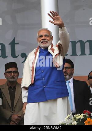 (151107) -- SRINAGAR, 7. November 2015 -- der indische Premierminister Narendra Modi winkt den Kaschmiren während einer öffentlichen Kundgebung in Srinagar, der Sommerhauptstadt des von Indien kontrollierten Kaschmirs, am 7. November 2015 zu. Modi kam am Samstag im von Indien kontrollierten Kaschmir an, unter Sicherheitsvorkehrungen und Beschränkungen, die der Ausgangssperre ähnelten. Er hat ein Finanzpaket von etwa 12 Milliarden US-Dollar für das von Indien kontrollierte Kaschmir angekündigt. ) KASHMIR-SRINAGAR-NARENDRA MODI-ÖFFENTLICHE KUNDGEBUNG JavedxDar PUBLICATIONxNOTxINxCHN Indiens Premier Modi besucht Demonstration in Srinagar Srinagar 7. November 2015 Indiens Premierminister Narendra Modes Wellen Stockfoto