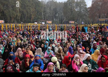 (151107) -- SRINAGAR, 7. November 2015 -- Kaschmirvolk nimmt am 7. November 2015 an einer öffentlichen Kundgebung des indischen Premierministers Narendra Modi in Srinagar, der Sommerhauptstadt des von Indien kontrollierten Kaschmirs, Teil. Modi kam am Samstag im von Indien kontrollierten Kaschmir an, unter Sicherheitsvorkehrungen und Beschränkungen, die der Ausgangssperre ähnelten. Er hat ein Finanzpaket von etwa 12 Milliarden US-Dollar für das von Indien kontrollierte Kaschmir angekündigt. ) KASHMIR-SRINAGAR-NARENDRA MODI-PUBLIC RALLY JavedxDar PUBLICATIONxNOTxINxCHN Srinagar 7. November 2015 Kashmiri-Prominente nehmen an einer öffentlichen Rally der indischen Premierminister Narendra Modes in Srinagar Summer C Teil Stockfoto