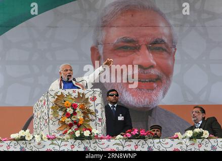 (151107) -- SRINAGAR, 7. November 2015 -- der indische Premierminister Narendra Modi (1. L) spricht mit den Kaschmiren während einer öffentlichen Kundgebung in Srinagar, der Sommerhauptstadt des von Indien kontrollierten Kaschmirs, am 7. November 2015. Modi kam am Samstag im von Indien kontrollierten Kaschmir an, unter Sicherheitsvorkehrungen und Beschränkungen, die der Ausgangssperre ähnelten. Er hat ein Finanzpaket von etwa 12 Milliarden US-Dollar für das von Indien kontrollierte Kaschmir angekündigt. ) KASHMIR-SRINAGAR-NARENDRA MODI-ÖFFENTLICHE KUNDGEBUNG JavedxDar PUBLICATIONxNOTxINxCHN Indiens Premier Modi besucht Demonstration in Srinagar Srinagar 7. November 2015 Indiens Premierminister Narendra Mo Stockfoto