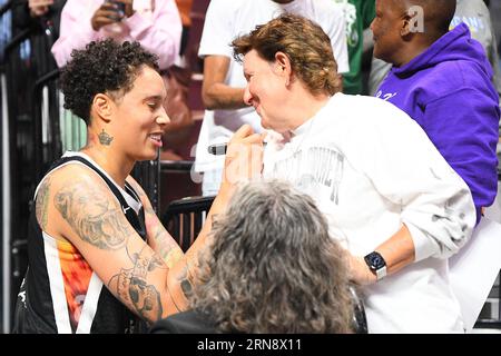 31. August 2023: Phoenix Mercury Center Brittney Griner (42) unterschreibt ein Autogramm nach einem WNBA-Spiel zwischen dem Phoenix Mercury und der Connecticut Sun in der Mohegan Sun Arena in Uncasville, Connecticut. Erica Denhoff/CSM Stockfoto