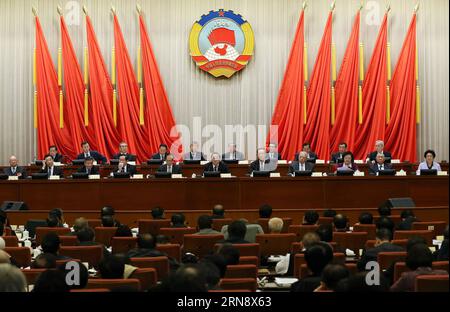 (151108) -- PEKING, 8. November 2015 -- Yu Zhengsheng, Vorsitzender des Nationalen Komitees der Politischen Konsultativkonferenz des chinesischen Volkes (CPPCC), leitet die Abschlusssitzung der 13. Sitzung des Ständigen Komitees des 12. Nationalen Komitees des CPPCC in Peking, der Hauptstadt Chinas, am 8. November 2015. ) (mp) CHINA-PEKING-CPPCC-SITZUNG (CN) LiuxWeibing PUBLICATIONxNOTxINxCHN Peking 8. November 2015 Yu Zheng Sheng Vorsitzender des Nationalkomitees der chinesischen Prominenten S politische Beratungskonferenz CPPCC Vorsitzender der ABSCHLUSSSITZUNG der 13. Sitzung des Thing Committee Stockfoto