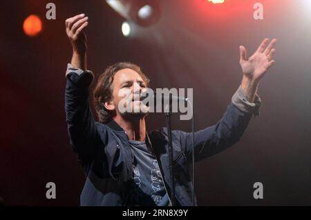 (151109) -- LA PLATA, 7. November 2015 -- Eddie Vedder, Sänger der US-amerikanischen Band Pearl Jam, tritt während eines Konzerts im Rahmen einer Tour der Band in Lateinamerika auf, im Estadio Unico Ciudad de la Plata in Buenos Aires, Argentinien, in den letzten Stunden des 7. Nov. 2015. Carlos Cermele/) (vf) ARGENTINIEN-LA PLATA-MUSIC-PEARL JAM TELAM PUBLICATIONxNOTxINxCHN 151109 La Plata 7. November 2015 Eddie Vedder Sänger der U S Tie Pearl Jam tritt während eines Konzerts IM Rahmen einer Tour of the Tie in Lateinamerika IM Estadio Unico Ciudad de La Plata in Buenos Aires Argentinien auf AUF die Laststunden vom 7. November 2 Stockfoto