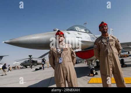 (151108) -- DUBAI, 8. November 2015 -- zwei Emirat-Soldaten stehen auf der 14. Dubai Air Show in Dubai, den Vereinigten Arabischen Emiraten, am 8. November 2015 als F-16-Falcon-Kämpfer zur Wache. Die 14. Dubai Air Show, die weltweit drittgrößte ihrer Art, eröffnete hier am Sonntag mit rund 1.100 Ausstellern aus über 60 Ländern. ) UAE-DUBAI-AIR SHOW CuixXinyu PUBLICATIONxNOTxINxCHN Dubai Airshow Dubai 8. November 2015 zwei Emirates Soldiers Stand Guard A F 16 Falcon Fighter AUF der 14. Dubai Air Show in Dubai die Vereinigten Arabischen Emirate 8. November 2015 die 14. Dubai Air Show The World S 3rd Biggest of its Child eröffnete hier AM Sonntag Stockfoto